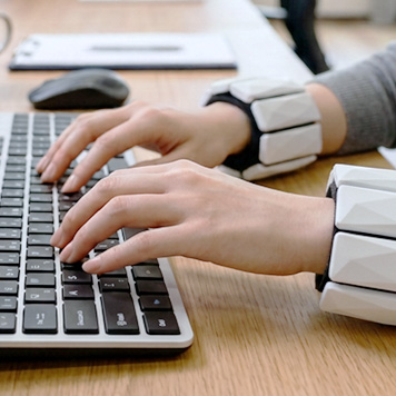 デスクワークの合間に