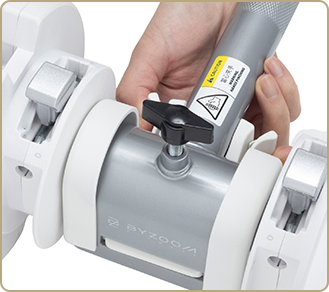ストッパーの先端が固定穴に差し込まれているか確認している様子